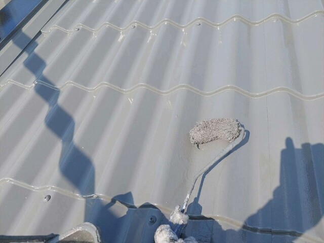 屋根セキスイ瓦<br />
（塗装２回目）<br />
<br />
より強靭な塗膜厚を形成し仕上がりを良くするため、１回目よりも濃度を高くし（希釈率を下げ）て、もう１回塗装を施します。<br />
<br />
